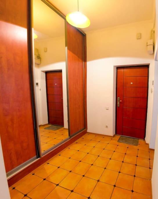 Парковка ! Квартира Поруч Госпіталю, Центр. Lviv Exteriör bild